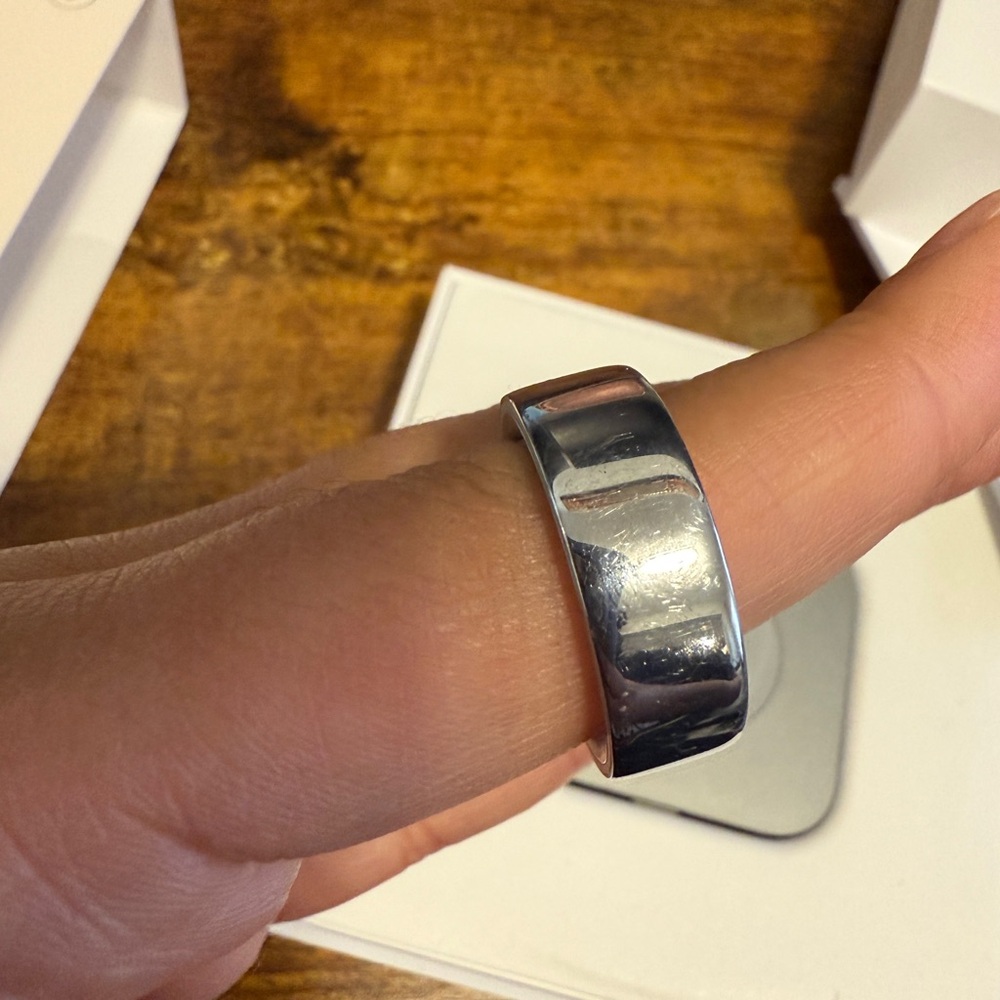 Oura Ring 4 in Shiny Silver - Picture 7 of 9